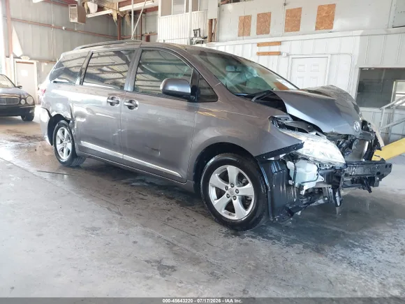 2016 Toyota Sienna LE, VIN 5TDKK3DC5GS720569 — Normal wear