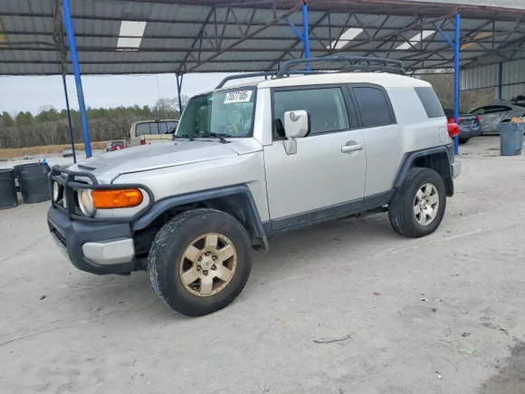 2007 Toyota FJ Cruiser, VIN JTEBU11F170043922 — Front end