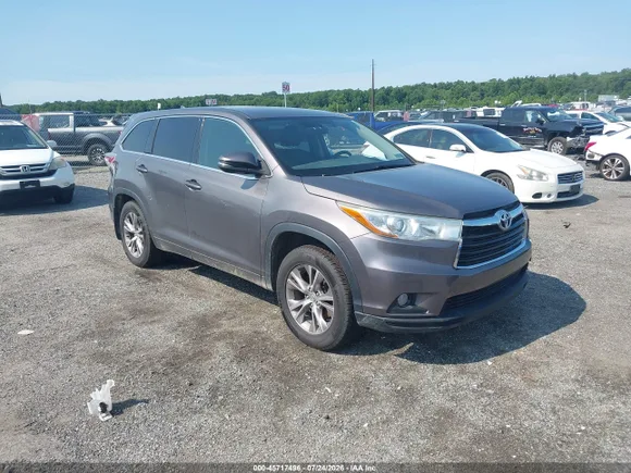 2015 Toyota Highlander LE, VIN 5TDBKRFH5FS084276 — Normal wear