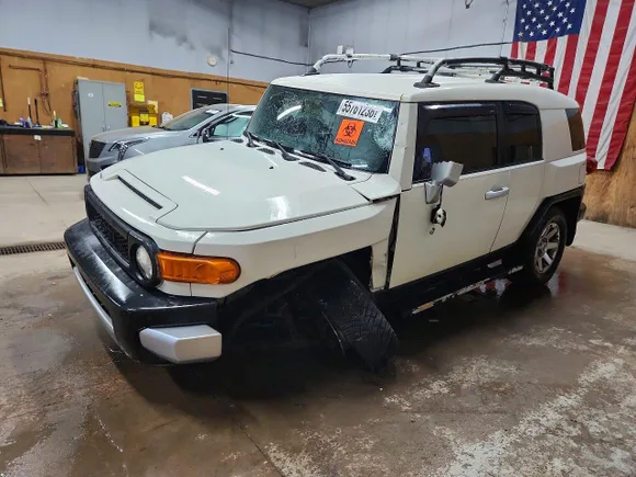 2014 Toyota FJ Cruiser, VIN JTEBU4BF4EK187563 — Front end