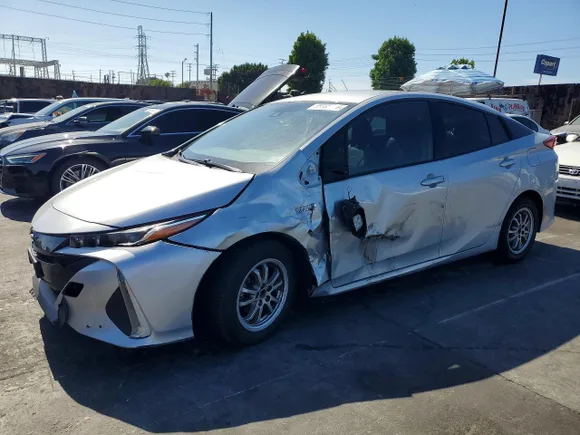2017 Toyota Prius Premium, VIN JTDKARFP0H3055735 — Side