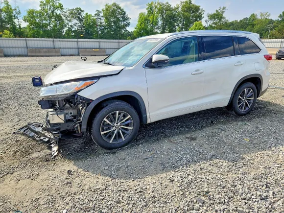 2018 Toyota Highlander SE, VIN 5TDKZRFH5JS538174 — Front end