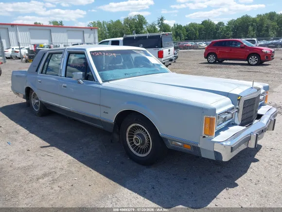 1989 Lincoln Town Car, VIN 1LNBM82F2KY636416 — Side