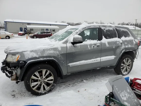 2013 Jeep Grand Cherokee Laredo Altitude, VIN 1C4RJFAG6DC599381 — Front end