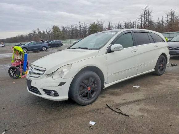 2009 Mercedes-Benz R 3.5L, VIN 4JGCB65E39A089564 — Front end