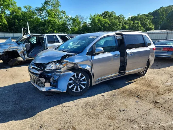 2018 Toyota Sienna XLE, VIN 5TDDZ3DC3JS199816 — Front end