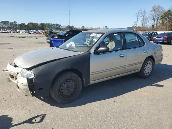 1996 Nissan Altima XE, VIN 1N4BU31DXTC124365 — Front end