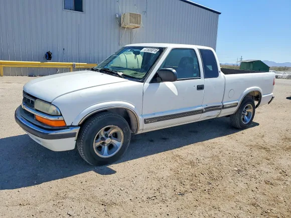2002 Chevrolet S-10 LS, VIN 1GCCS19W928216650 — Side