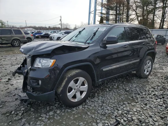 2013 Jeep Grand Cherokee Laredo, VIN 1C4RJFAG1DC532767 — Front end