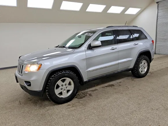 2013 Jeep Grand Cherokee Laredo, VIN 1C4RJFAG7DC544325 — Minor dents and scratches
