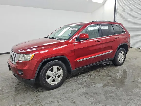 2013 Jeep Grand Cherokee Laredo, VIN 1C4RJFAG7DC553039 — Minor dents and scratches