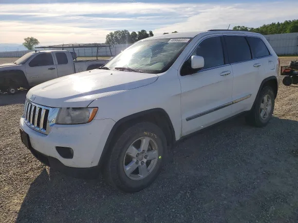 2013 Jeep Grand Cherokee Laredo, VIN 1C4RJFAG2DC598681 — Minor dents and scratches