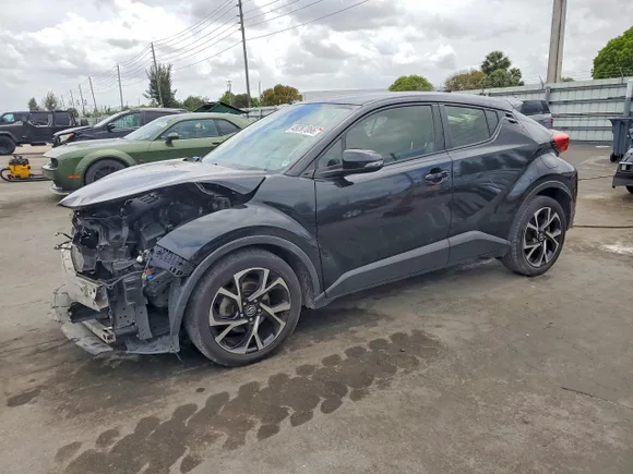 2018 Toyota C-HR XLE Premium, VIN JTNKHMBX6J1004712 — Front end