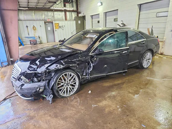 2010 Mercedes-Benz S 550, VIN WDDNG8GBXAA338420 — Front end