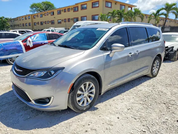 2018 Chrysler Pacifica Touring L, VIN 2C4RC1BG0JR290794 — Side