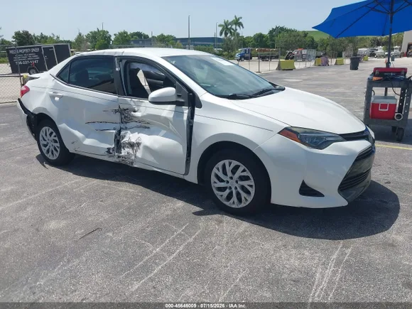 2018 Toyota Corolla XLE, VIN 5YFBURHE6JP853124 — Normal wear