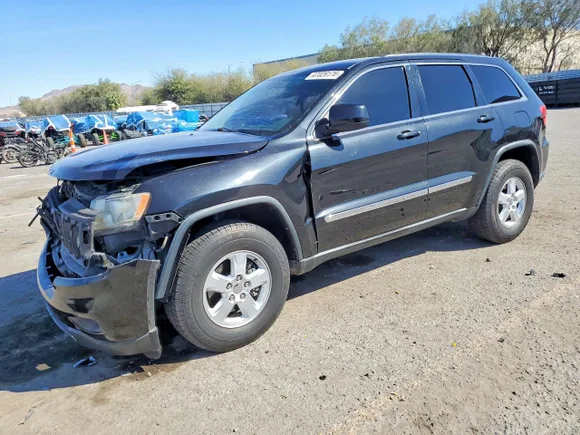 2013 Jeep Grand Cherokee Laredo, VIN 1C4RJEAG0DC588001 — Front end