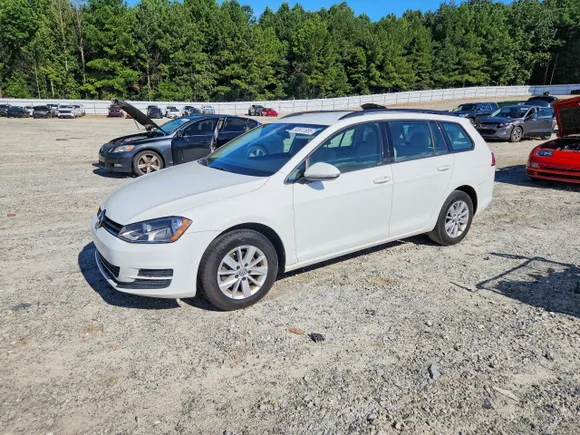2016 Volkswagen Golf TSI S, VIN 3VWC17AU6GM516050 — Front end