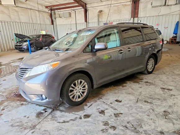 2014 Toyota Sienna XLE, VIN 5TDYK3DC2ES497348 — Rear end