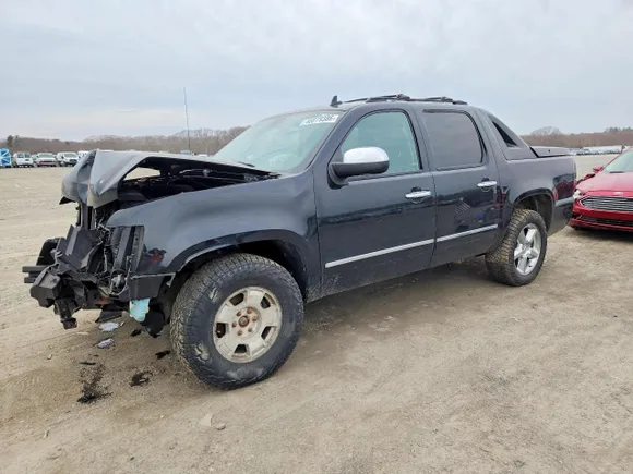 2012 Chevrolet Avalanche LTZ, VIN 3GNTKGE71CG185477 — Перед