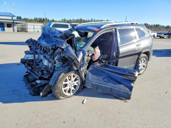 2016 Jeep Cherokee Latitude, VIN 1C4PJMCB8GW183235 — Front end