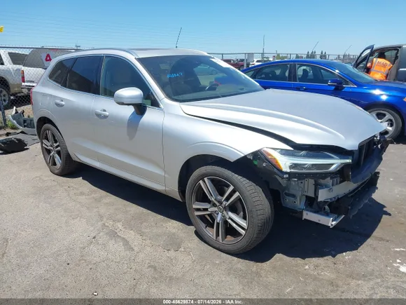 2018 Volvo XC60 Momentum, VIN LYVA22RK8JB111236 — Front end