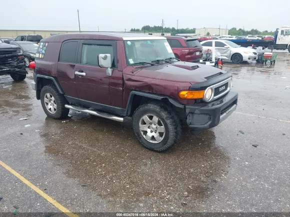 2007 Toyota FJ Cruiser, VIN JTEBU11F770073572 — Front end