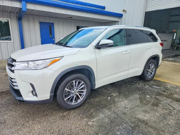 2018 Toyota Highlander SE, VIN 5TDKZRFH1JS546451 — Side