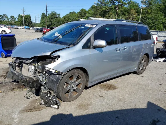 2018 Toyota Sienna SE Premium, VIN 5TDXZ3DC1JS953177 — Front end
