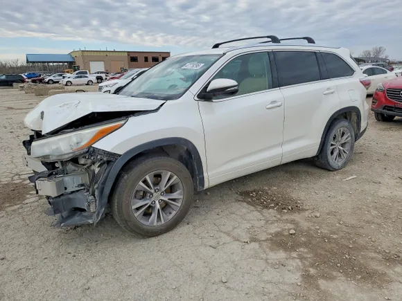 2015 Toyota Highlander XLE, VIN 5TDKKRFH8FS059372 — Front end