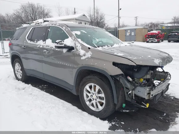 2019 Chevrolet Traverse LT Cloth, VIN 1GNEVGKWXKJ103268 — Front end