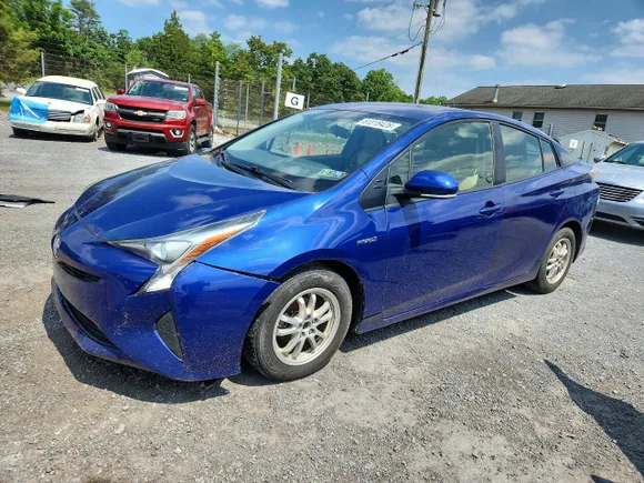 2016 Toyota Prius Two, VIN JTDKBRFUXG3529921 — Front end