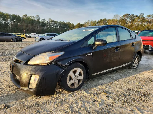2011 Toyota Prius II, VIN JTDKN3DUXB1404963 — Front end