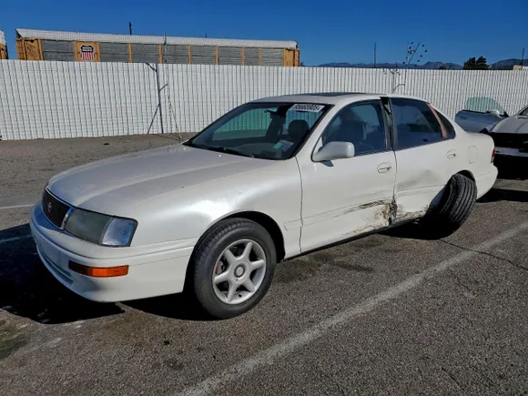 1997 Toyota Avalon XLS, VIN 4T1BF12B4VU176816 — Side