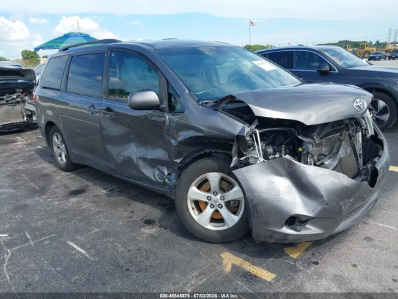 2017 Toyota Sienna LE, VIN 5TDKZ3DC6HS870817 — Side