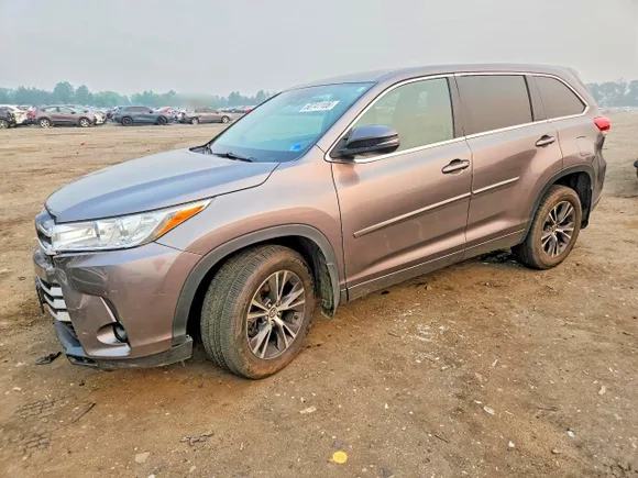 2018 Toyota Highlander LE Plus, VIN 5TDBZRFH6JS857938 — Front end