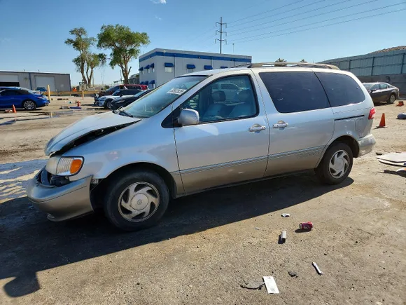 2002 Toyota Sienna XLE, VIN 4T3ZF13CX2U462758 — Front end