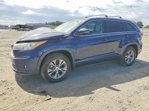 2015 Toyota Highlander XLE, VIN 5TDJKRFH6FS104613 — Front end