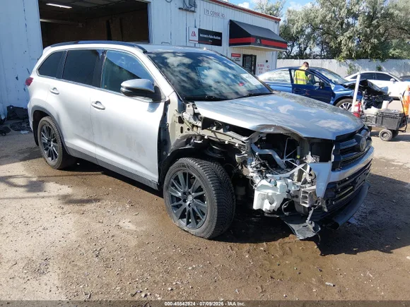2019 Toyota Highlander XLE, VIN 5TDJZRFHXKS947784 — Front end