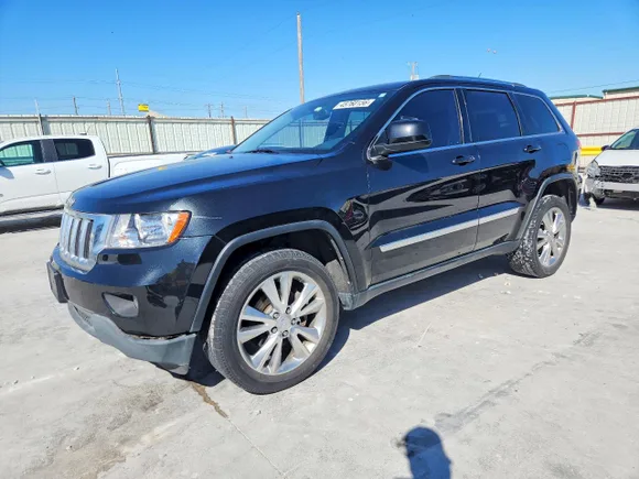 2013 Jeep Grand Cherokee Laredo, VIN 1C4RJEAG6DC549803 — Minor dents and scratches