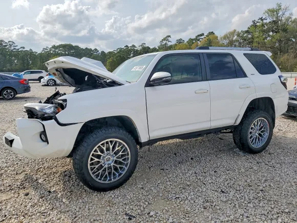 2019 Toyota 4Runner SR5 Premium, VIN JTEZU5JR6K5197005 — Front end