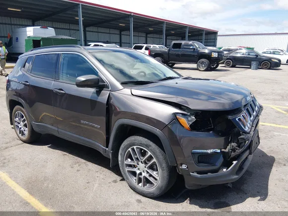 2020 Jeep Compass Latitude, VIN 3C4NJDBB8LT215819 — Front end