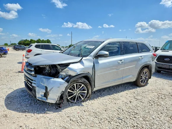 2018 Toyota Highlander XLE, VIN 5TDJZRFH0JS526798 — Front end