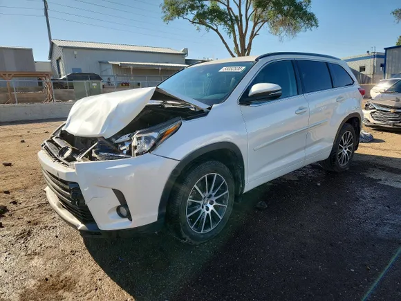 2018 Toyota Highlander XLE, VIN 5TDJZRFH0JS551636 — Front end