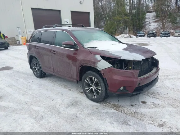 2016 Toyota Highlander XLE, VIN 5TDJKRFH5GS253306 — Front end
