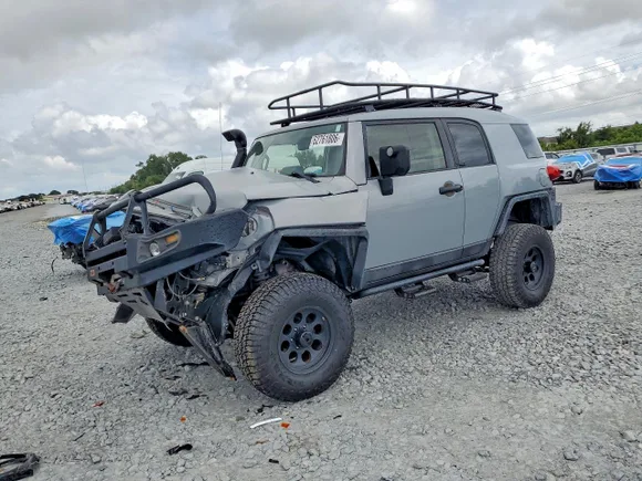 2013 Toyota FJ Cruiser, VIN JTEBU4BF8DK156105 — Front end