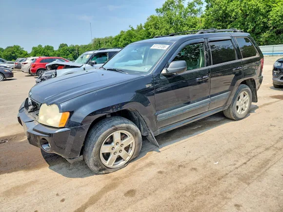 2006 Jeep Grand Cherokee Laredo, VIN 1J4GR48K26C321525 — Front end