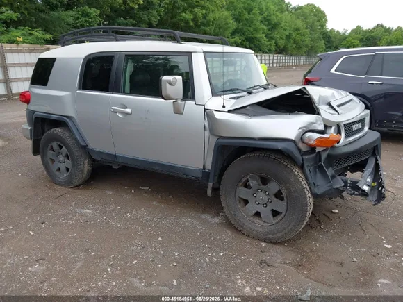 2007 Toyota FJ Cruiser, VIN JTEZU11F570014342 — Front end