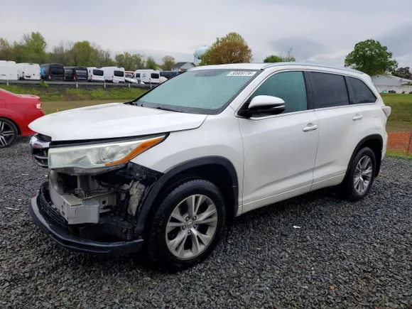 2015 Toyota Highlander XLE, VIN 5TDJKRFHXFS173630 — Front end