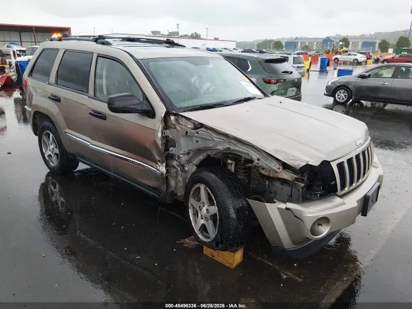 2005 Jeep Grand Cherokee Laredo, VIN 1J4GR48K75C646749 — Front end